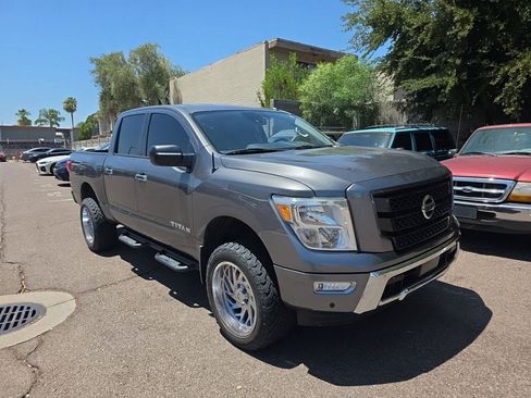 Used 2021 Nissan Titan SV w/ SV Convenience Package RWD image 2