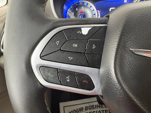 Used 2022 Chrysler Pacifica Touring-L FWD image 18