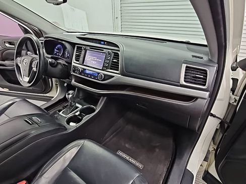 Used 2015 Toyota Highlander XLE image 42
