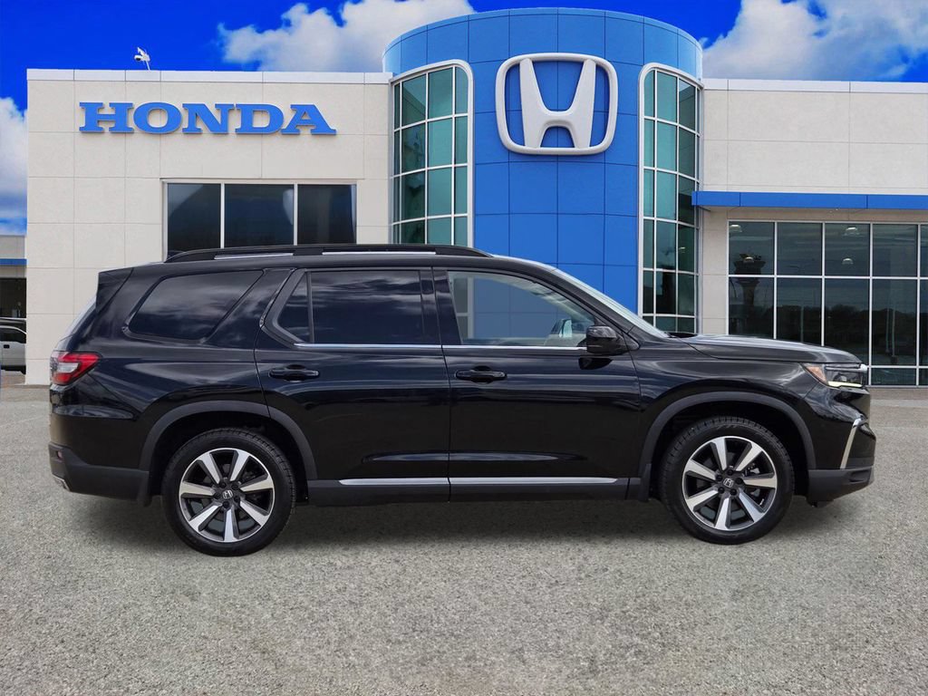 Used 2023 Honda Pilot Touring image 2