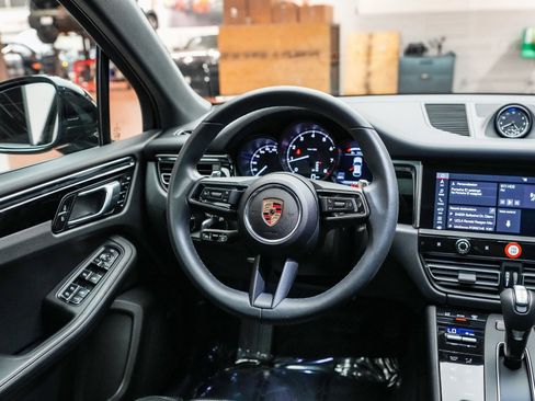 Used 2025 Porsche Macan image 19