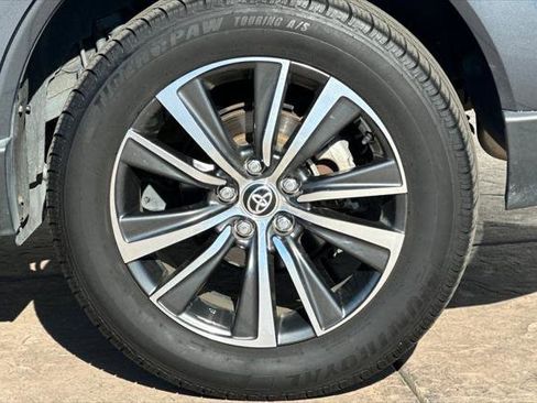 Certified 2021 Toyota Venza LE image 34