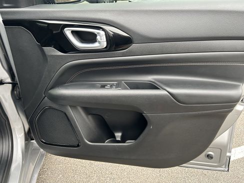 Used 2023 Jeep Compass Limited image 17