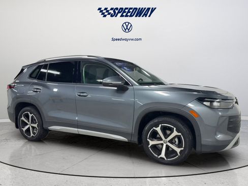 Certified 2025 Volkswagen Tiguan SE FWD image 3