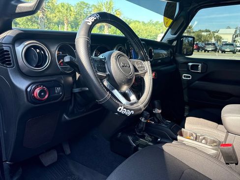 Used 2023 Jeep Wrangler Unlimited Sahara AWD/4WD image 5