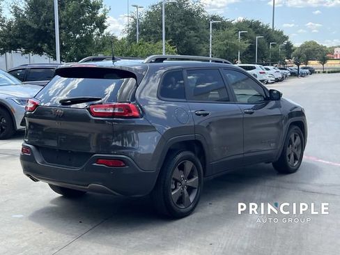 Used 2017 Jeep Cherokee Latitude w/ Safety/Convenience Group FWD image 10