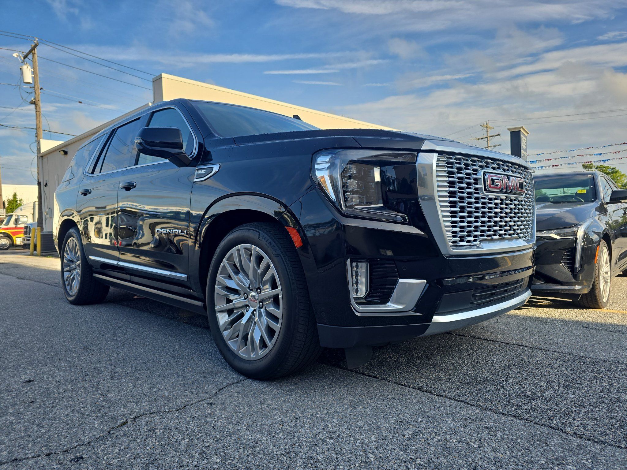 Used 2023 GMC Yukon Denali w/ Denali Reserve Package AWD/4WD image 2