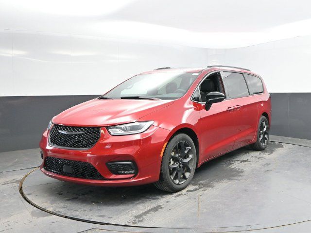 Used 2025 Chrysler Pacifica Limited FWD image 6