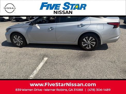 Used 2025 Nissan Altima 2.5 S FWD image 15