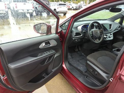 Used 2021 Chrysler Pacifica Touring w/ S Appearance Package FWD image 6