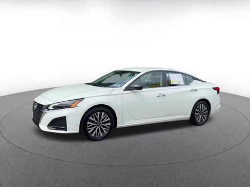 Used 2025 Nissan Altima 2.5 SV FWD image 8