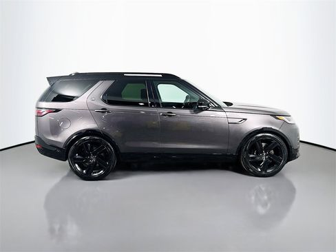 Used 2025 Land Rover Discovery Metropolitan Edition image 4