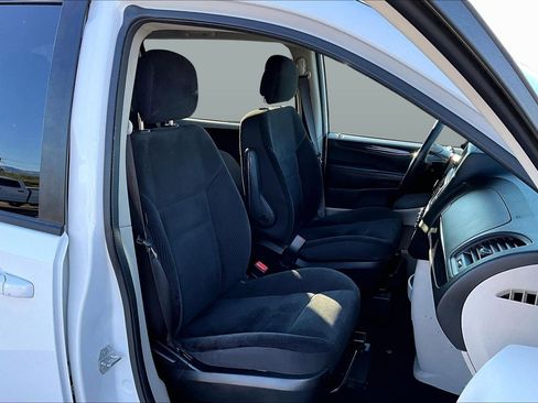 Used 2018 Dodge Grand Caravan SE w/ UConnect Hands-Free Group image 7