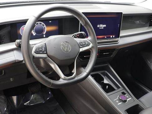 Used 2025 Volkswagen Tiguan SE w/ Panoramic Sunroof Package AWD/4WD image 7