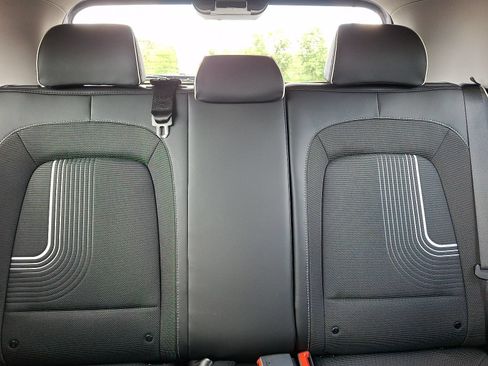 Certified 2023 Hyundai Venue Limited w/ Cargo Package FWD image 4