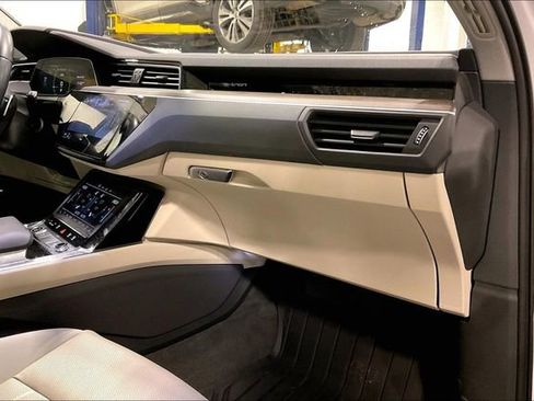 Used 2024 Audi Q8 e-tron Premium Plus w/ Premium Plus Package image 16