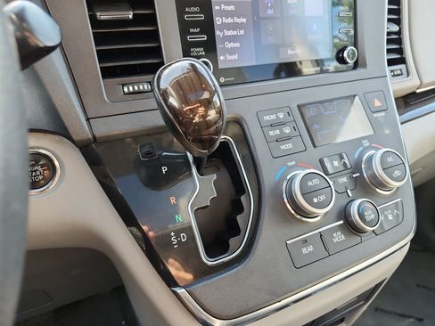 Used 2018 Toyota Sienna XLE w/ XLE Navigation Package AWD/4WD image 20
