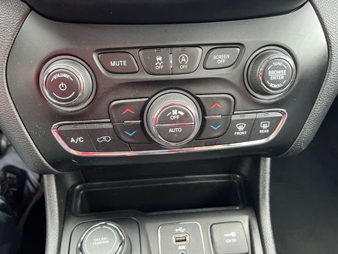 Used 2019 Jeep Cherokee Limited image 31