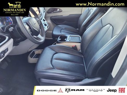 Used 2024 Chrysler Pacifica Limited FWD image 15
