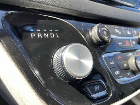 Used 2024 Chrysler Pacifica Touring-L image 16