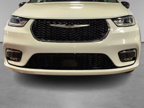 Used 2024 Chrysler Pacifica Touring-L image 13