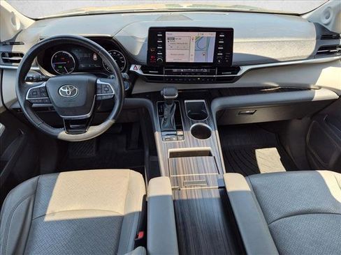 Used 2022 Toyota Sienna Limited FWD image 17