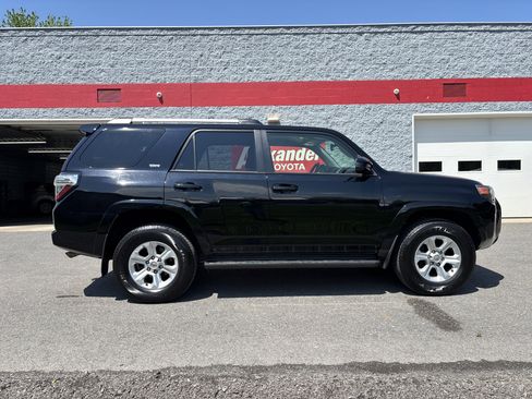 Used 2020 Toyota 4Runner SR5 AWD/4WD image 2