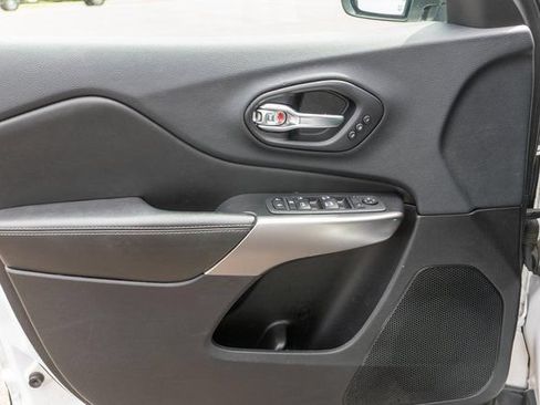 Used 2019 Jeep Cherokee Limited AWD/4WD image 16