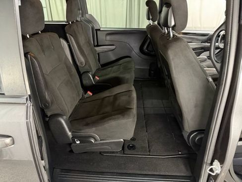 Used 2016 Dodge Grand Caravan SE FWD image 11