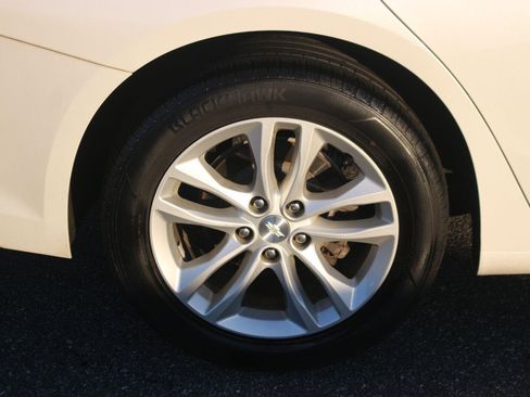 Used 2017 Chevrolet Malibu LT FWD image 33
