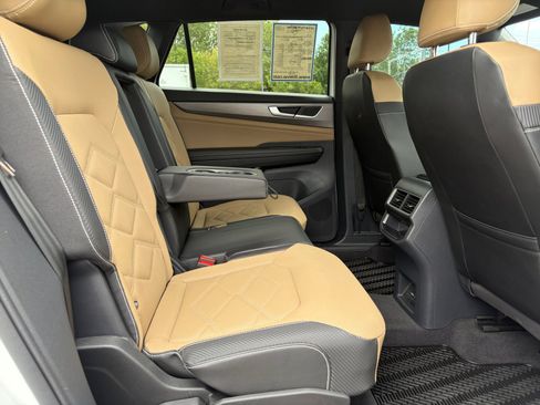 Certified 2024 Volkswagen Atlas Cross Sport SE AWD/4WD image 18