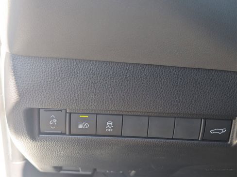 Used 2023 Toyota Venza XLE image 33