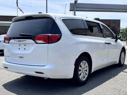 Used 2020 Chrysler Voyager L image 4