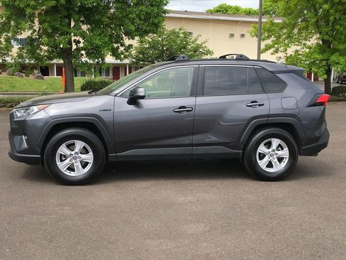 Used 2020 Toyota RAV4 XLE w/ Convenience Package AWD/4WD image 3