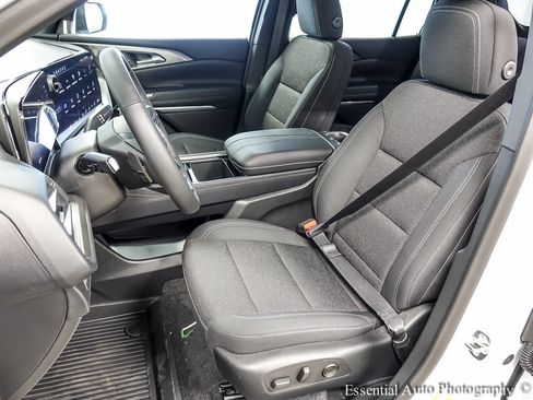 Used 2026 Chevrolet Traverse LT w/ LPO, Floor Liner Package FWD image 9