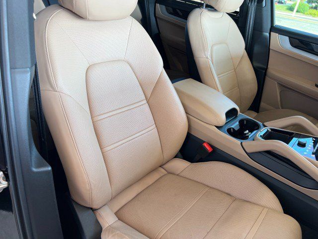 Used 2024 Porsche Cayenne Coupe AWD/4WD image 17