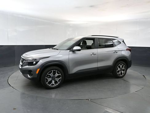 Used 2021 Kia Seltos EX AWD/4WD image 2