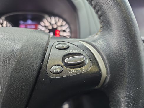 Used 2017 Nissan Pathfinder SV image 18