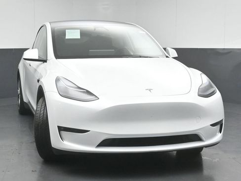Used 2023 Tesla Model Y Long Range image 2