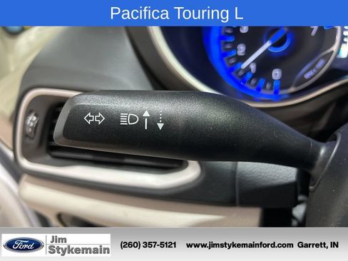 Used 2024 Chrysler Pacifica Touring-L FWD image 21