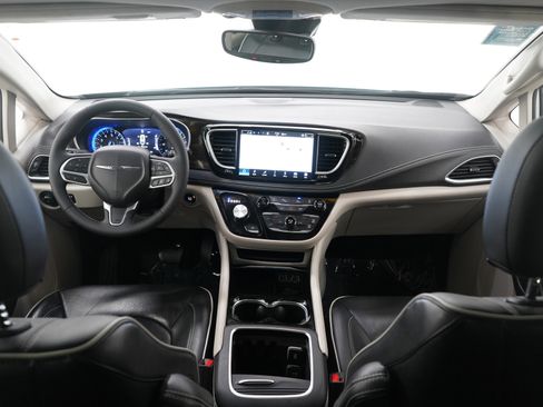 Used 2024 Chrysler Pacifica Limited FWD image 14