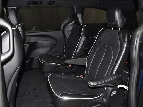 Certified 2025 Chrysler Pacifica Limited image 32