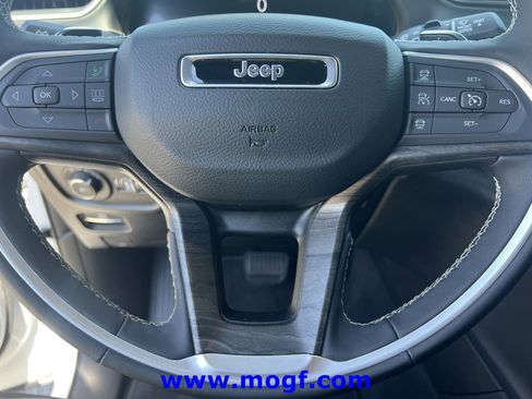 Used 2025 Jeep Grand Cherokee L Limited w/ Luxury Tech Group II AWD/4WD image 12