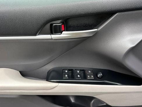 Used 2018 Toyota Camry LE image 12