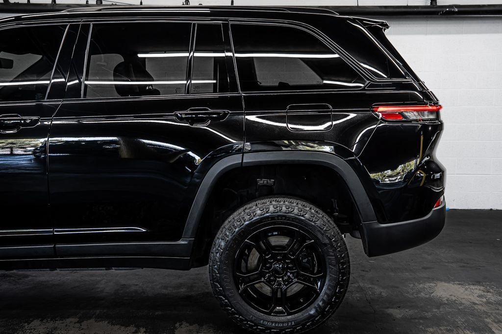 Used 2023 Jeep Grand Cherokee Trailhawk w/ Luxury Tech Group III AWD/4WD image 13