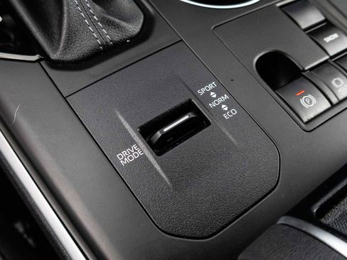 Used 2024 Toyota Highlander XLE image 32