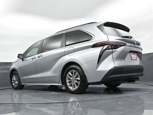 Used 2025 Toyota Sienna XLE FWD image 34