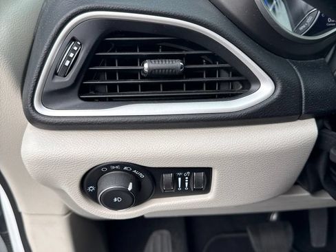 Used 2022 Chrysler Pacifica Touring-L FWD image 30
