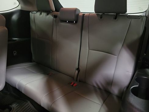 Used 2022 Toyota Highlander XLE AWD/4WD image 29