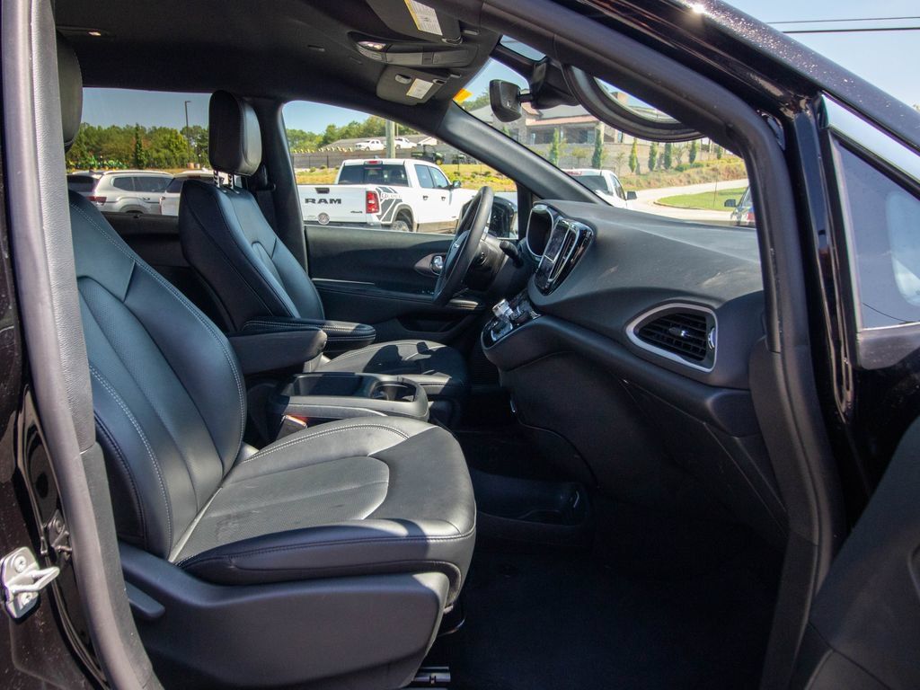 Used 2025 Chrysler Pacifica Select FWD image 20